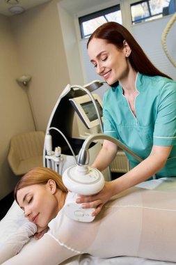 Yetenekli bir dermatolog, huzurlu bir klinikte genç bir kadına cilt bakımı yapıyor..
