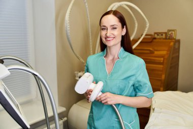 Kendine güvenen genç bir profesyonel, parlak bir klinikte dermatoloji prosedürüne hazırlanıyor..