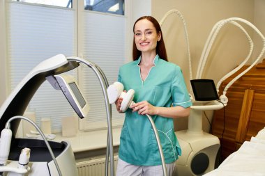 Yetenekli bir dermatoloji uzmanı iyi aydınlatılmış bir klinikte ileri seviye deri tedavisi hazırlıyor..
