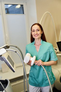 Canlı bir klinikte uzman, gelişmiş tekniklerle cilt sağlığını ve güzelliğini geliştiriyor..