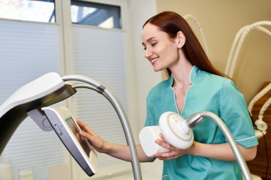 Yetenekli bir dermatolog, son teknoloji cilt bakımı ile genç ve güzel bir müşteriye yardım ediyor..