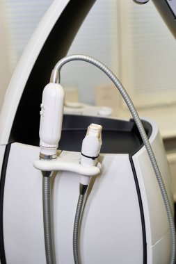 Modern bir klinikte cilt tedavisi ve kozmetik işlemler için tasarlanmış dermatoloji araçları.
