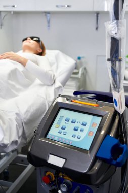 Rahat bir lazer temizleme işlemi geçiren genç bir kadın huzur içinde dinleniyor..