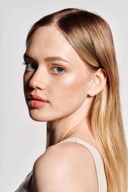 Genç bir kadın büyüleyici bir bahar kıyafetiyle tarzını sergiliyor..