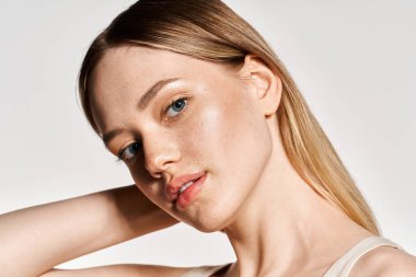 Genç bir kadın şık bahar kıyafetleri içinde kendine güven ve cazibe yayar..