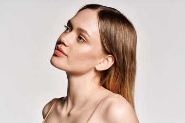 Parlak gülüşlü genç bir kadın zarif bahar modasını sergiliyor..