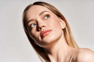 Genç ve güzel bir kadın şık görünümünü basit ve zarif bir atmosferde sergiliyor..