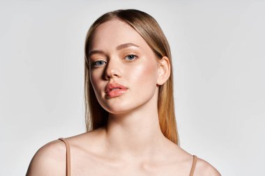 Göz kamaştırıcı genç bir kadın, minimum düzeyde zarafet ve bahar titreşimleri yayar..