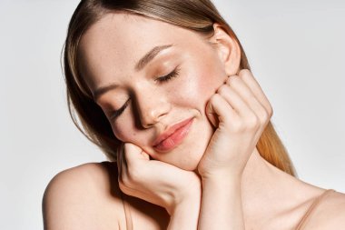 Zarif görünümlü genç bir kadın şık ve kendine güvenen bir pozla bahar modasını kucaklıyor..