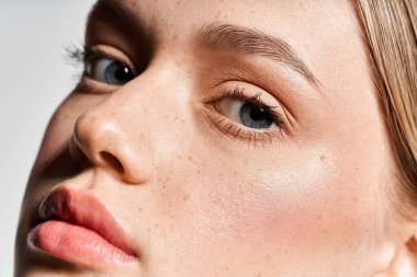 Bu bahar modern moda eğilimlerini somutlaştıran çarpıcı bir özgüvenle bakan genç bir kadın..