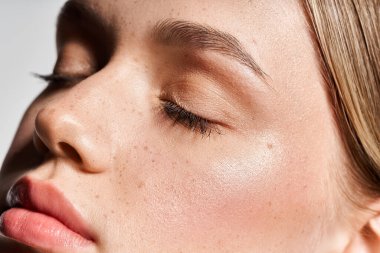 Göz kamaştırıcı genç bir kadın şık stilini yeni, zarif bir makyajla ve ışıl ışıl parlayarak sergiliyor..