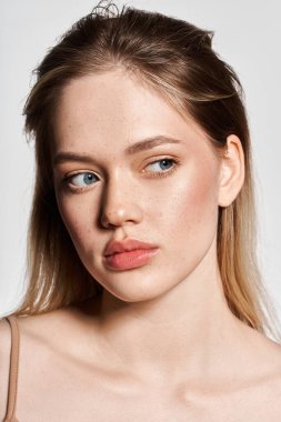 Güzel genç bir kadın, parlak bir bahar gününde şık görünüşüyle dikkatleri üzerine çeker..