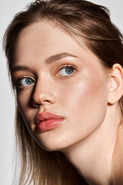 Gençlik cazibesiyle modern moda yeteneğini sergilemek, mevsimsel eğilimleri ve zarafeti somutlaştırmak.