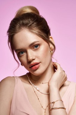 Kendine güvenen genç bir kadın, parlak pembe bir fon karşısında şık bir bahar tarzı sergiliyor..