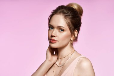 Çekici bir kadın zarif bir saç stili ve şık takılarla zarifçe poz verir..