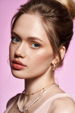 Hoş bir genç kadın şık bahar kıyafetleri ve zarif aksesuarlar sergiliyor..