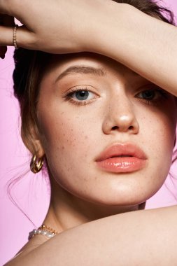 Genç ve güzel bir kadın şık moda anlayışını doğal makyaj ve parlak cildiyle sergiliyor..