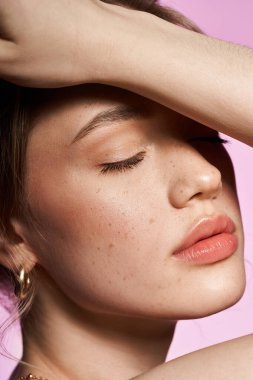 Şık saç stili olan genç bir kadın güzelliğini canlı bir arkaplanda sergiliyor..