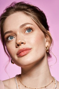 Güzel, genç bir kadın, şık bir ortamda şık bir elbiseyi kucaklarken düşünceli bir şekilde bakar..