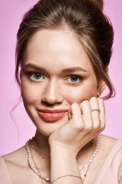 Genç bir kadın şık modası ve ışıl ışıl gülüşüyle tarz ve güven yayar..