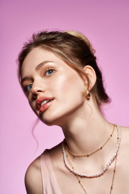 Genç bir kadın şık modasını ve şık aksesuarlarını parlak bir ortamda sergiliyor..