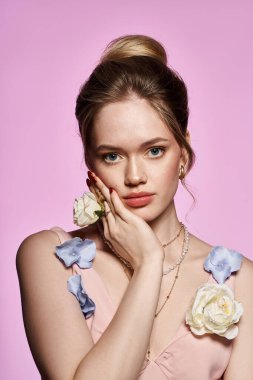 Güzel bir kadın şık moda anlayışını çiçekli detaylarla, somut ilkbahar cazibesiyle sergiliyor..