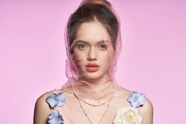 Çiçeklerle süslenmiş güzel bir kadın bahar zarafetini somutlaştıran şık bir kıyafet giyer..