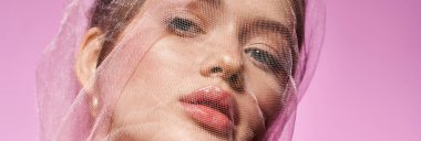 Zarif görünümlü, saf kumaş giyen, zarafet ve modaya uygun genç bir kadın..