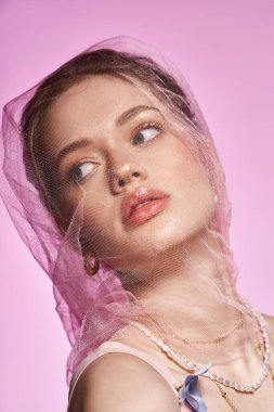 Şık bir kadın zarif pozlar verir şık kıyafetler giyer, gençlik özgüveni ve moda anlayışı yayar.