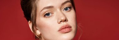 Genç bir kadın güzelliği ve şık bahar modasıyla büyüleniyor..