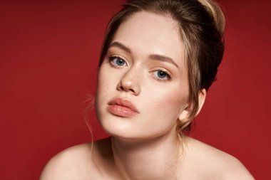 Bu şık genç kadın çarpıcı özellikleri ve zarafetiyle büyülüyor..