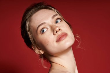 Göz kamaştırıcı genç bir kadın şık bir pozla tarzını sergiliyor. Etrafı canlı renklerle çevrili..