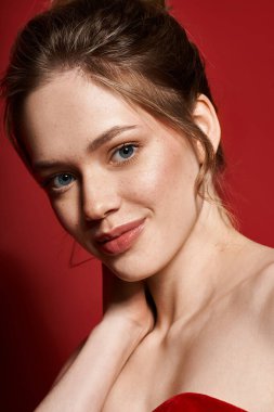 Kendine güvenen bir kadın şık, canlı bahar renkleriyle poz verir..