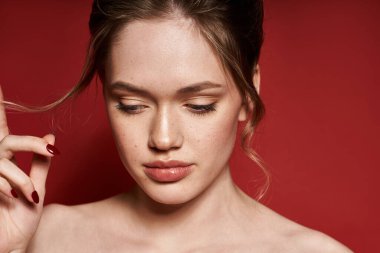 Şık genç bir kadın zarif bir şekilde poz veriyor, güzelliğiyle ve bahar modasıyla hava atıyor..