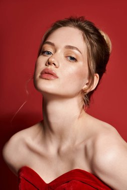 Kendine güvenen genç bir kadın şık bir tarz sergiliyor..