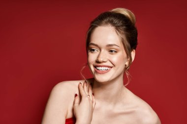 Güzel genç bir kadın, sergilenen çarpıcı stili ve zarafetiyle şık bir ortamda sıcacık bir şekilde gülümsüyor..