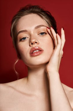 Göz kamaştırıcı genç bir kadın zarif duruşu ve ışıl ışıl güzelliğiyle kendine güven ve tarz yayar..