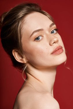 Genç kadın canlı renklerin arasında zarafet ve güven yayar..