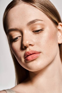 Parlak tenli ve uzun saçlı genç bir kadın modern bir ortamda şık bir bahar elbisesi giyiyor..