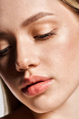 Kadın şık tarzını ve büyüleyici özelliklerini dışarıda sergiledikçe genç bir güzellik ışıldıyor..