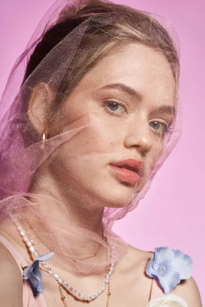 Çekici bir kadın çiçek desenli ve zarif aksesuarlı şık bahar modasını sergiliyor..