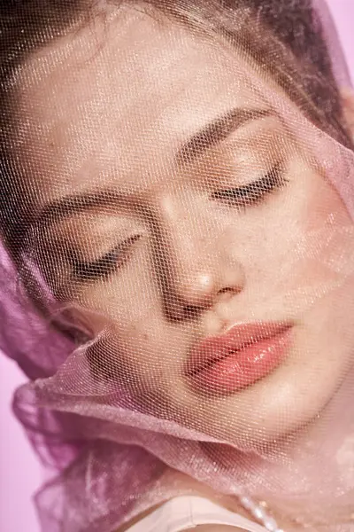 Genç bir kadın zarafet saçar gözleri kapalı, şık bir ortamda narin kumaşlarla çevrili..