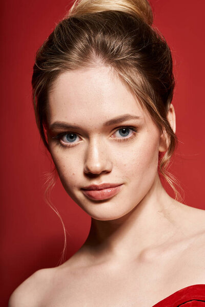 Очаровательная женщина демонстрирует шикарный стиль и потрясающее выражение лица, захватывая суть весны.