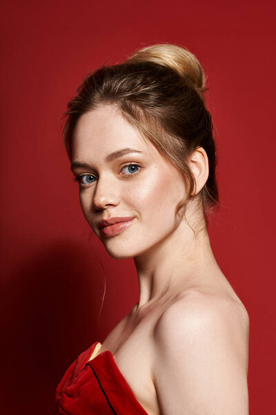 Уверенная в себе молодая женщина излучает очарование своим завораживающим внешним видом и стильной одеждой.