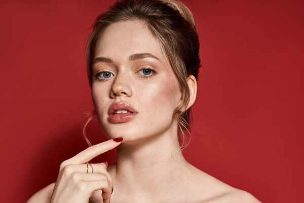 Поразительная молодая женщина подчеркивает элегантный стиль с завораживающим макияжем и вдумчивой позой