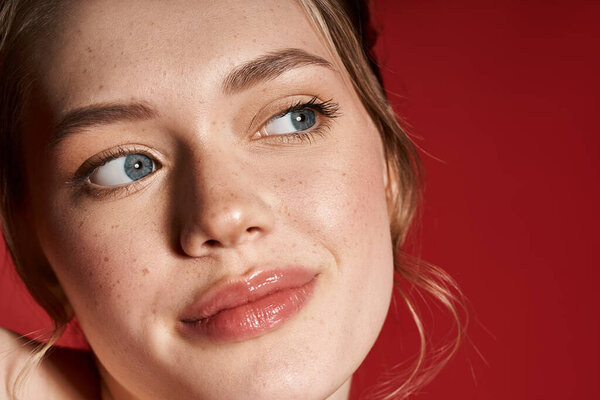 Модная молодая женщина излучает уверенность своими потрясающими чертами лица и завораживающим выражением лица.