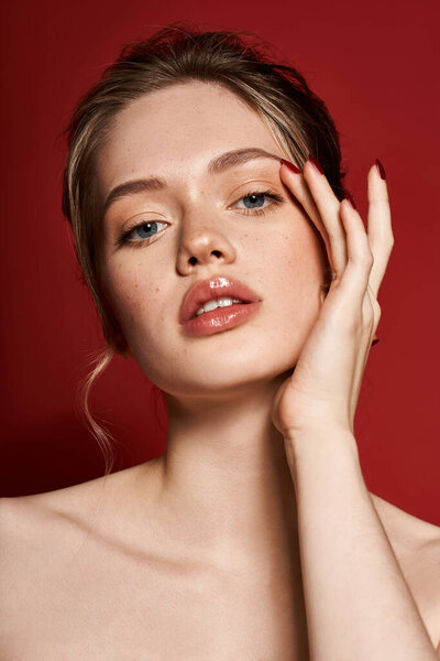 Потрясающая молодая женщина излучает уверенность и стиль с ее изящной позой и сияющей красотой.