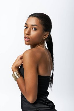 Genç ve güzel bir kadın şık giyiniyor modaya uygun bir şekilde..