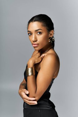 Genç bir kadının büyüleyici zarafeti çarpıcı moda detaylarını gözler önüne seriyor..