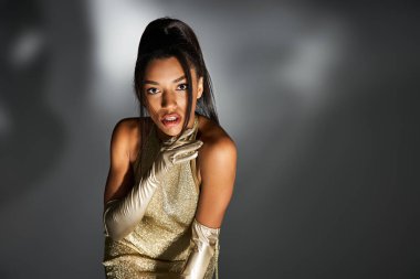 Zarif genç bir kadın modern bir ortama özgüvenle şık kıyafetler sergiliyor..